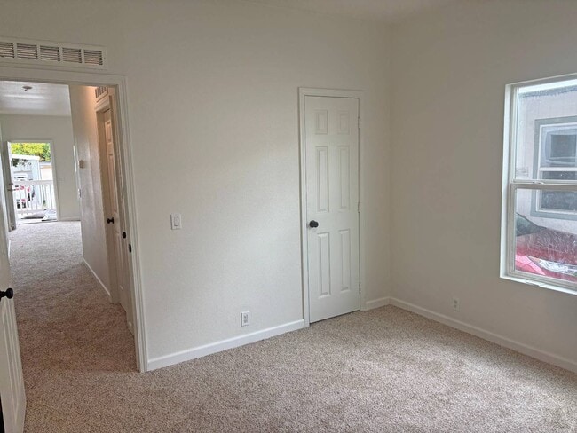 Building Photo - 220 S Elk St