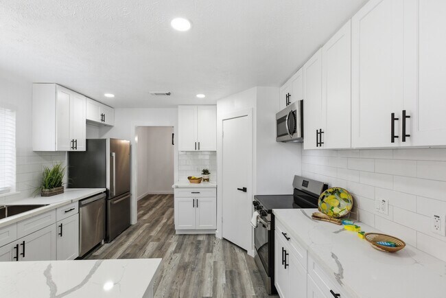 Building Photo - 2906 Colonial Dr