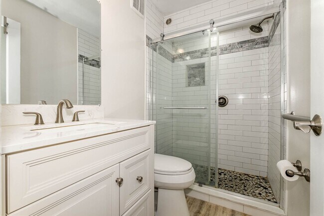 Building Photo - Beautiful furnished Ocean front condo available after April 2026 to December 2026