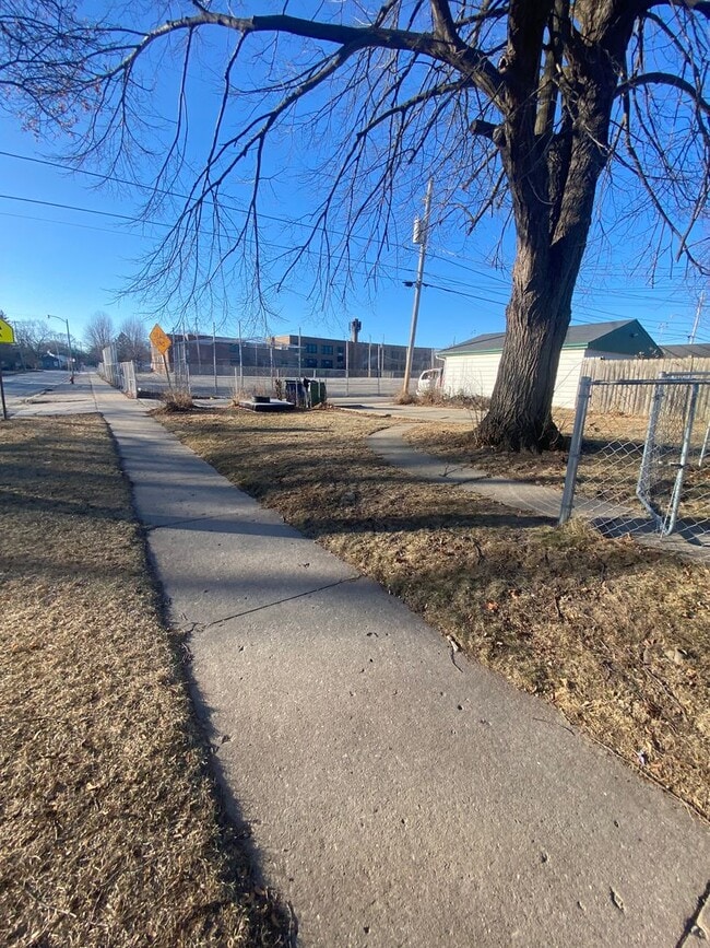 Building Photo - 3BR SINGLE FAMILY, FULL BASEMENT, BIG FENC...