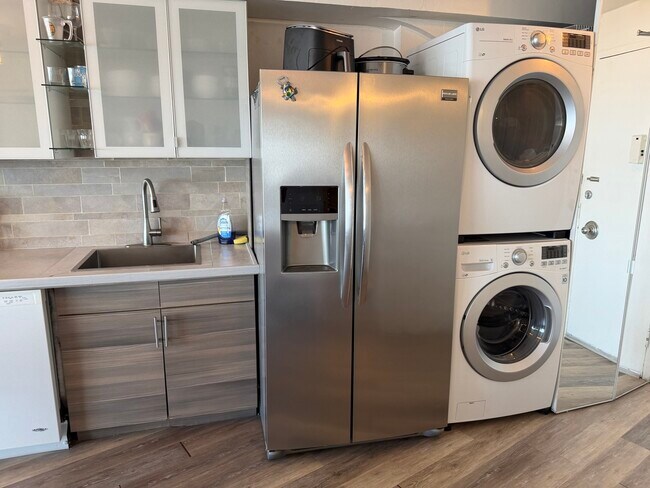 Building Photo - 300 N State St