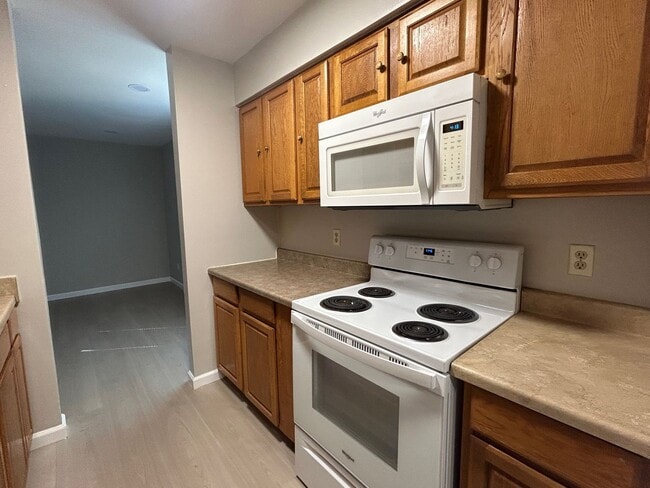 Building Photo - Nice 3br/1.5ba Town Home. Great school. Wa...