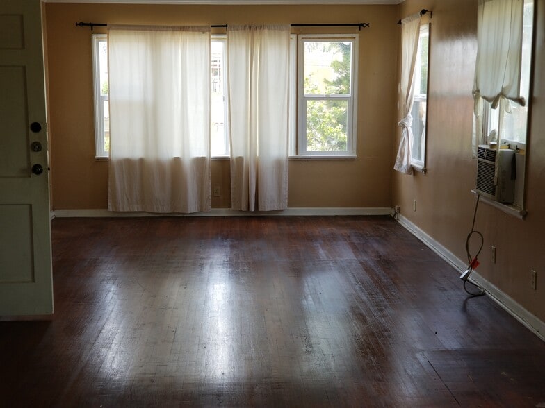 Building Photo - 1554 S Stanley Ave