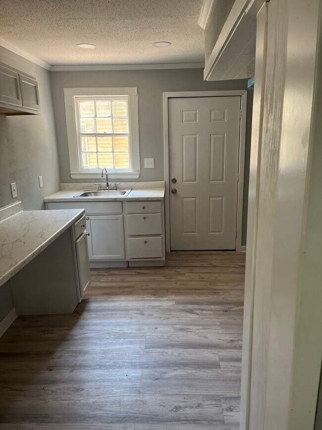 Building Photo - 1/2 Off First Month's Rent With Approved Application