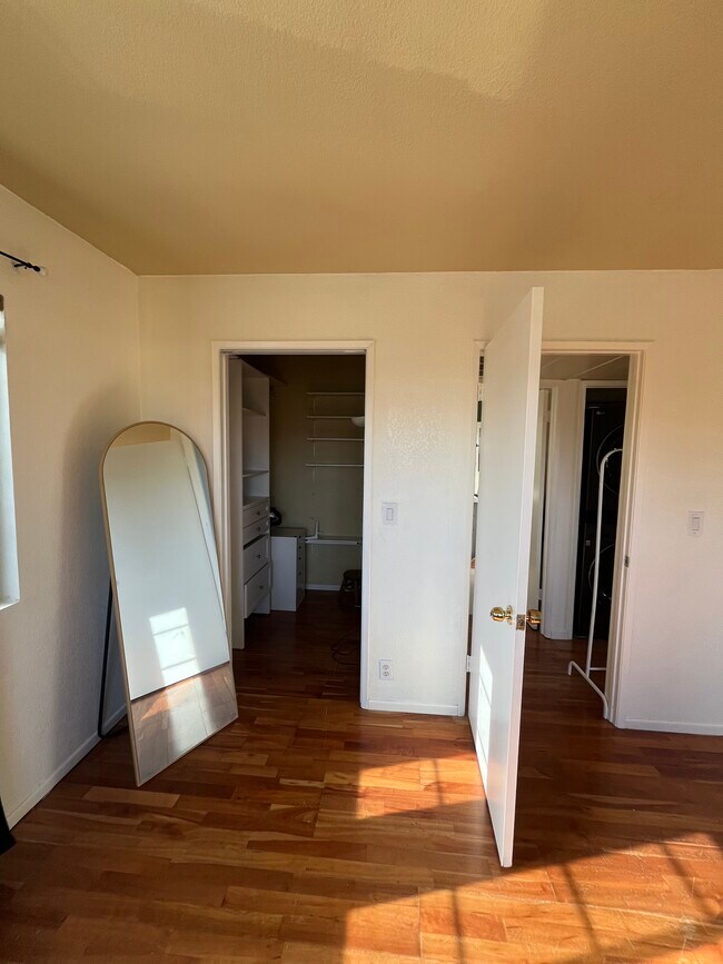 Building Photo - 15946 Vanowen St