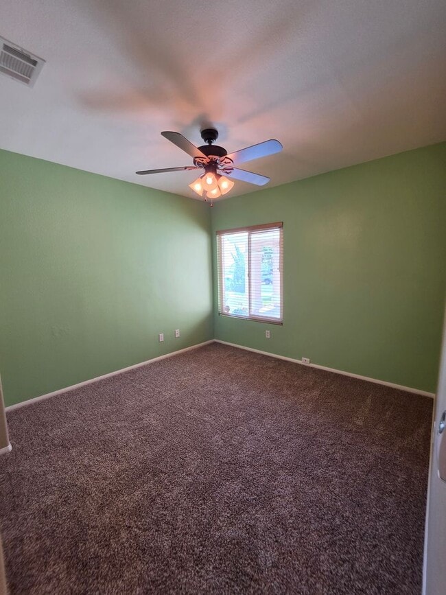 Building Photo - Spacious 4 Bedroom 2 bath Home in Victorville – Landscaping Included!