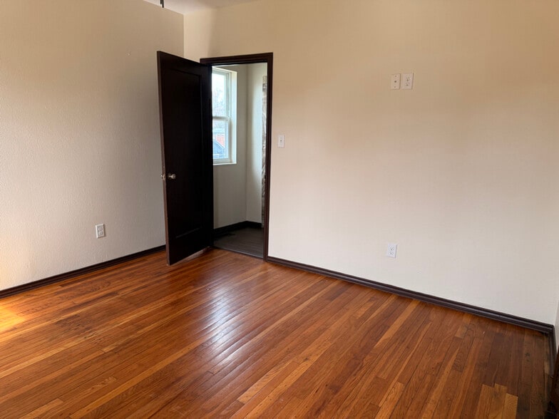 Building Photo - 302 E Sandstone St