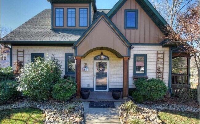 Building Photo - 121 Lake Haven Dr