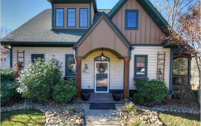 Building Photo - GORGEOUS LAKE HOUSE! 3 Bedrooms/3.5 Baths on Boone Lake, Private Dock, Fireplace & More! $3,900 m...