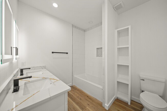 Building Photo - 6206 Lyndhurst Dr