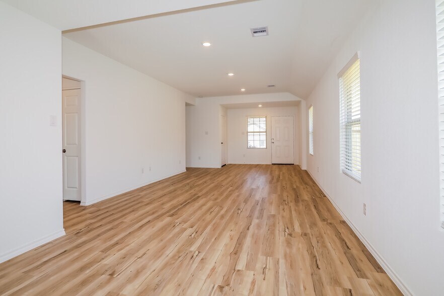 Building Photo - 11067 N Lake Mist Ln