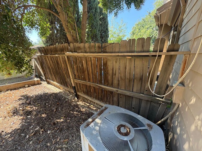 Building Photo - 3 Bedroom Home located in Westgate Neighbo...