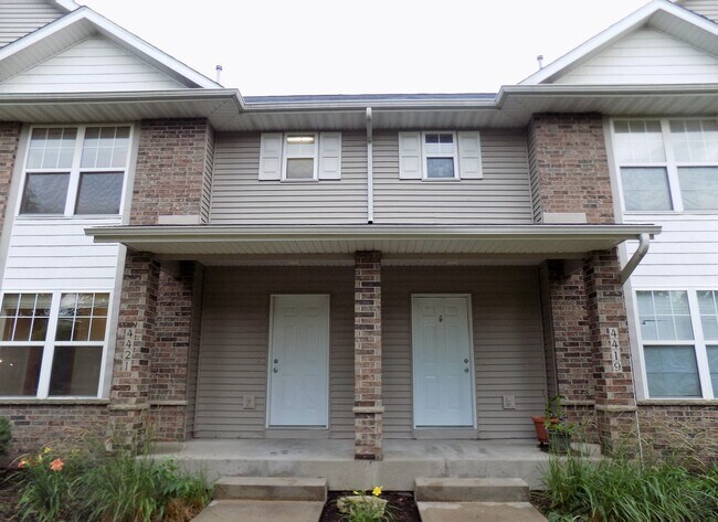 Building Photo - Large Iowa City Townhouse