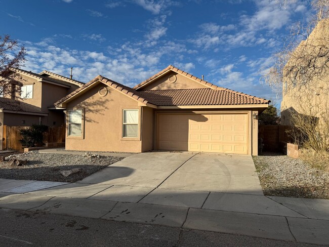 Building Photo - Great 3 Bedroom Home with 2 Car Garaged