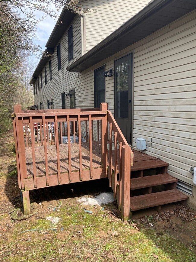 Building Photo - 3 Bedroom, 1.5 bath townhome!