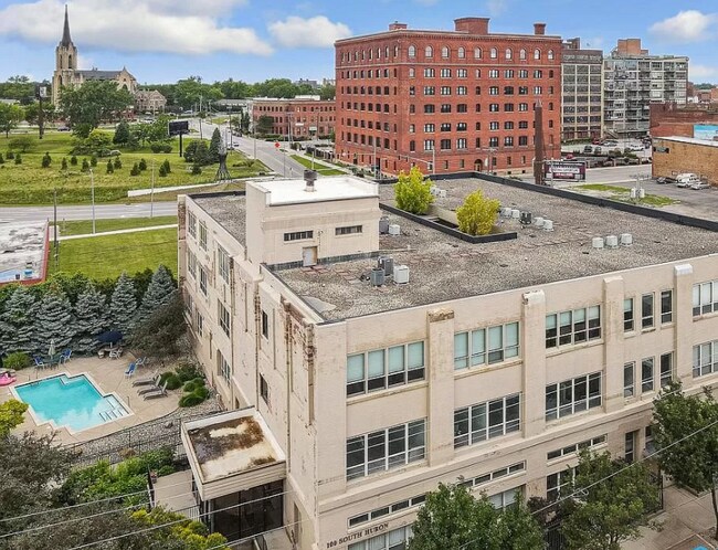 Primary Photo - 100 S Huron St