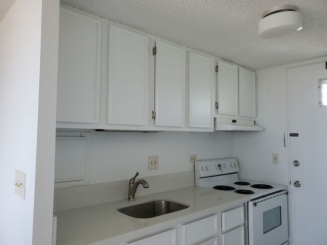 Building Photo - Dominis West 1106