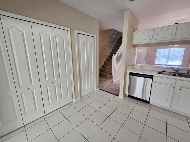 Building Photo - Brandon townhome with 2 bedrooms, 2 baths ...