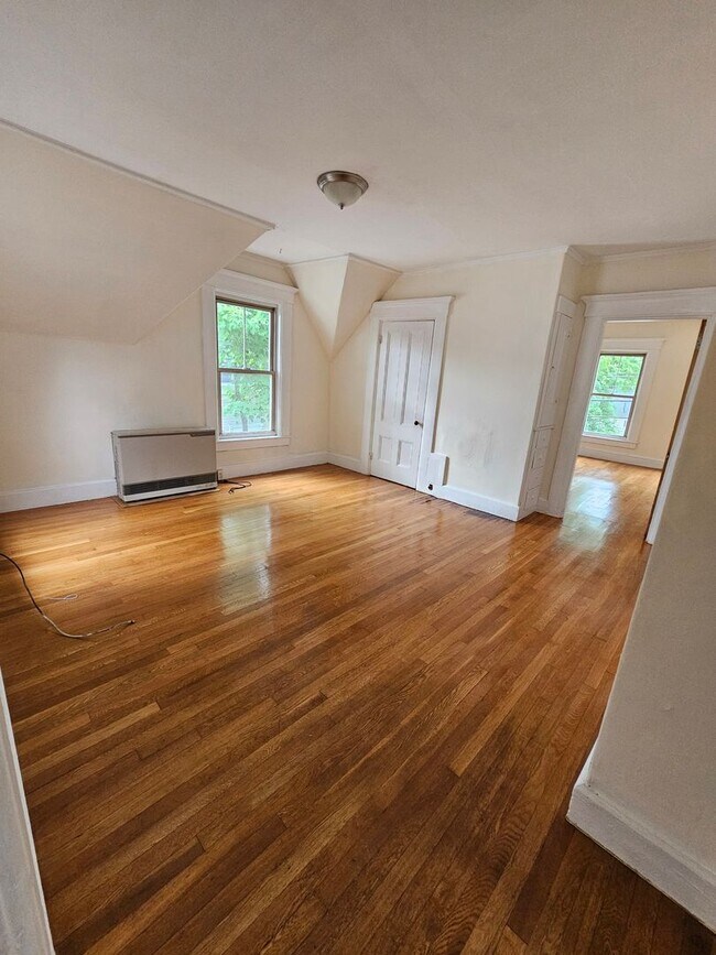 Building Photo - 605 Hall St