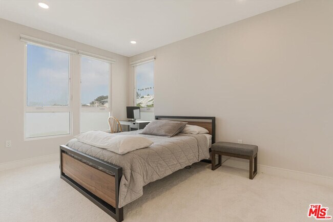 Building Photo - 6030 S Seabluff Dr