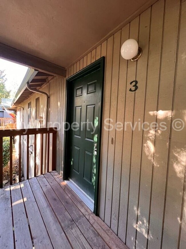 Building Photo - MOVE IN SPECIAL! HALF OFF! Updated Condo i...