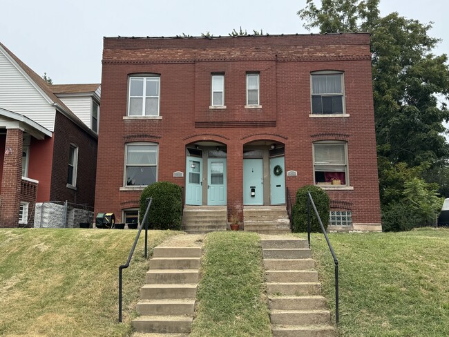 South facing, sunny front lawn. Great for sun bathing. - 5313 Magnolia Ave