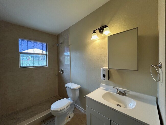 Building Photo - 1006 Laurel Dr