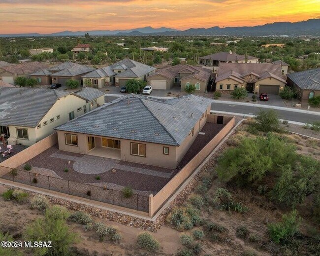 Building Photo - 10623 N Iron Peak Dr