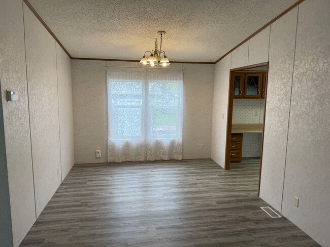 Building Photo - ~ APPLICATIONS PENDING ~ 3 Bedroom, 2 Bath...