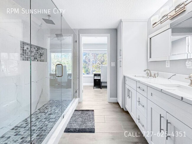 Building Photo - 3033 Pineview Dr