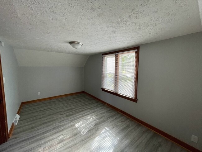 Building Photo - Two bedroom one bathroom home for rent