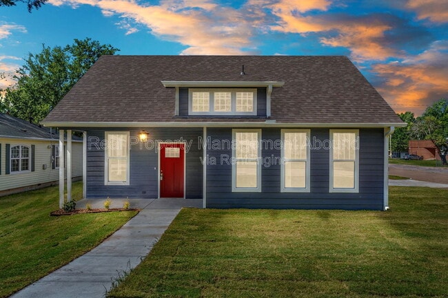 Building Photo - 101 E 11th St