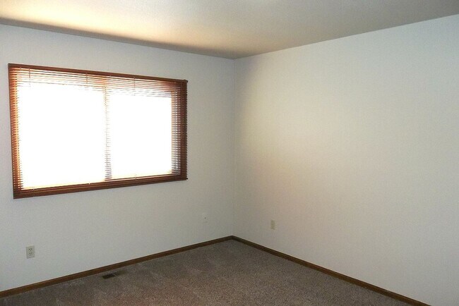 Building Photo - Classic Fort Collins Home Available This August