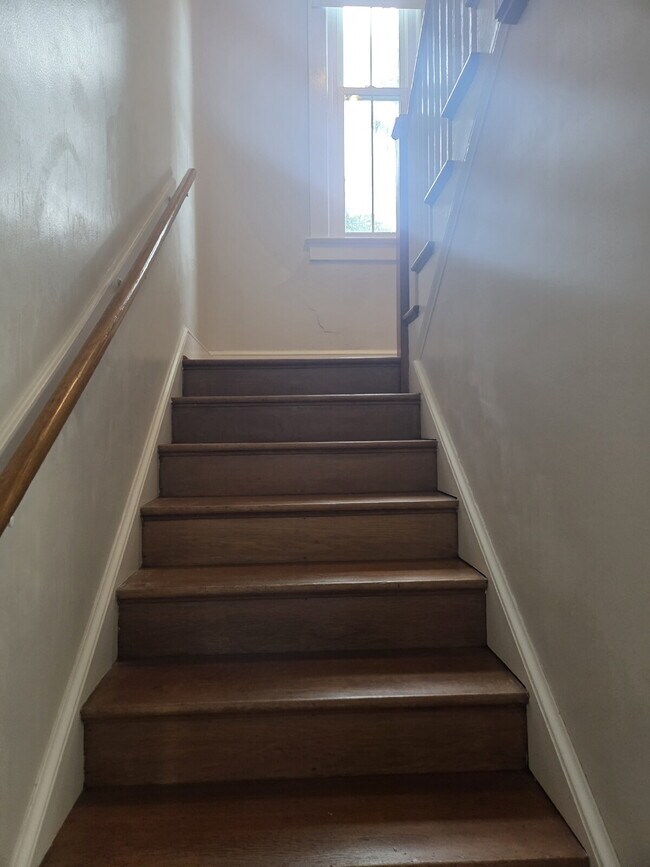 Building Photo - "Charming 4-Bed Gaithersburg Haven: Spacious 3,330 Sq. Ft. Home with Granite Countertops & Gleami...