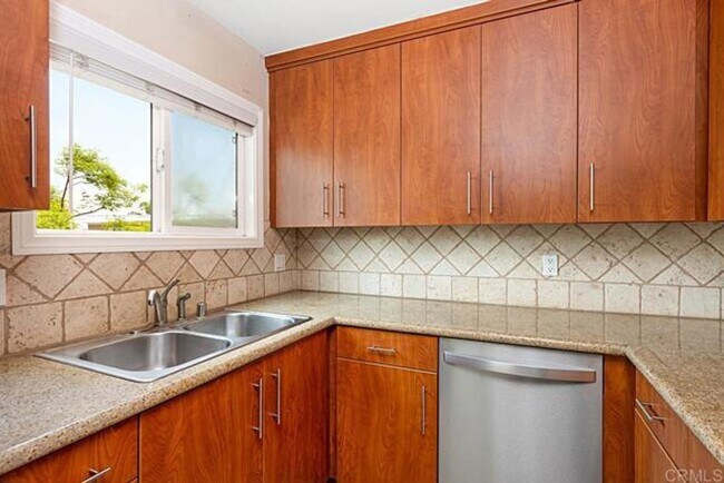 Building Photo - 3 Bedroom Condo Close to Base