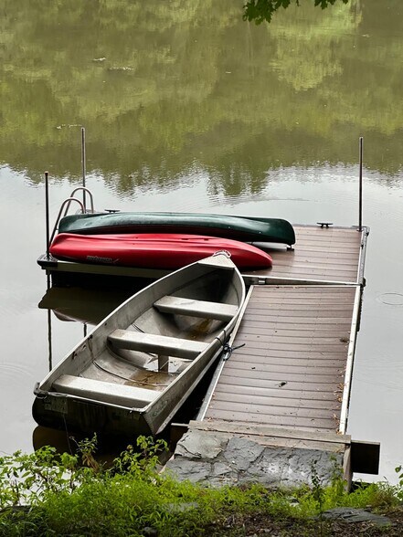 Building Photo - 916 E End Rd