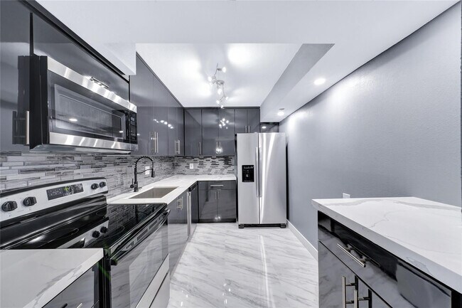 Building Photo - 1100 St Charles Pl