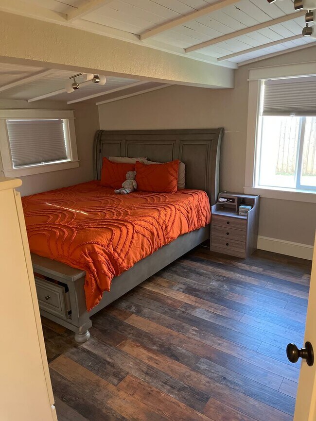 Building Photo - Cozy Cottage in Central Longmont