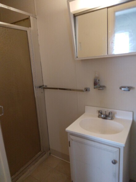 bathroom - 35 Manor Ave