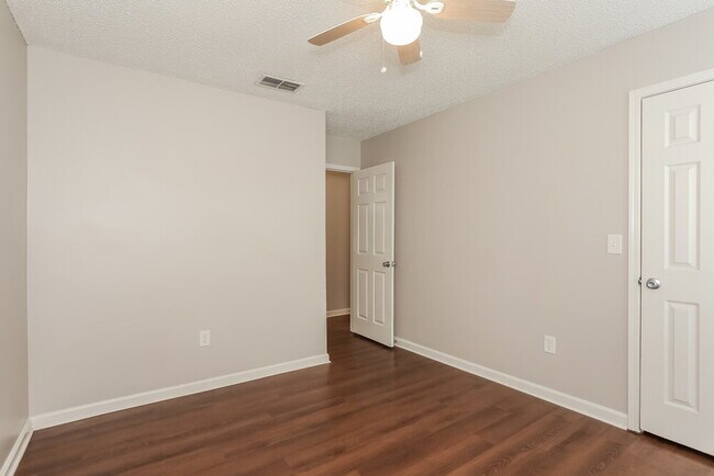 Building Photo - 2015 Cardiff Ln