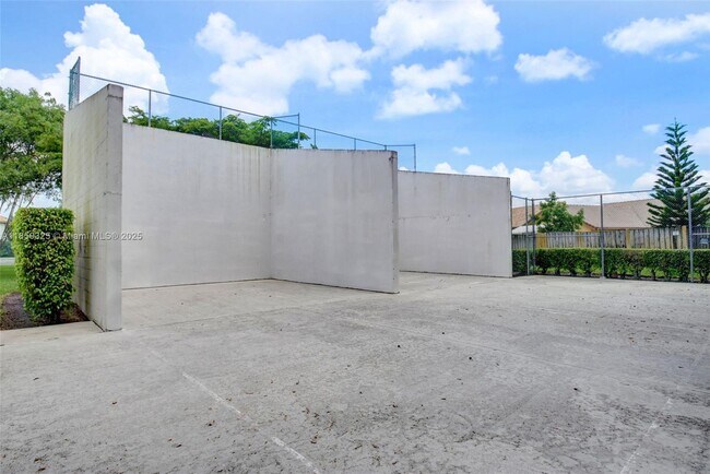 Building Photo - 5780 Sun Pointe Cir