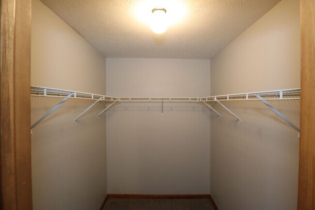 Building Photo - 3 Bedroom Fishers Rambler!