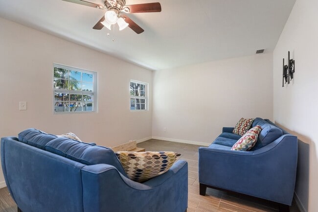 Building Photo - Nicely Remodeled & Updated 3 Bedroom 2 Bat...