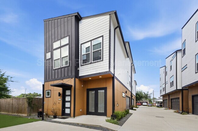 Building Photo - 1307 Bayou St
