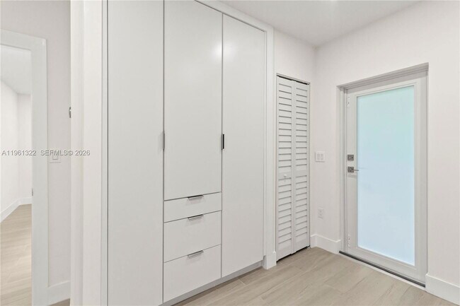 Building Photo - 1261 NE 98th St