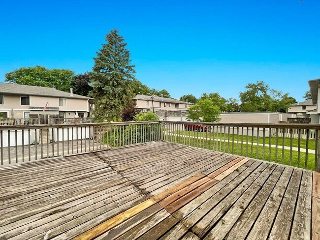 Building Photo - Spacious End-Unit Townhome with Fireplace, Family Room, 2-car Garage, Community Pool & Playground...