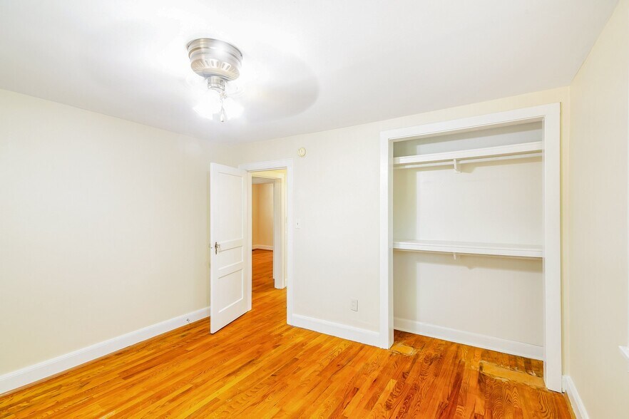 Building Photo - 2401 Vaulx Ln