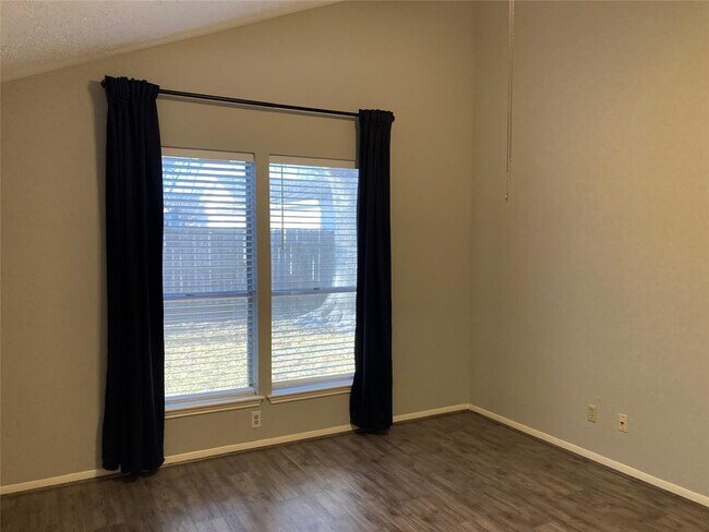 Building Photo - 2734 Colony Dr