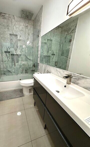 Building Photo - 14890 NE 10th Ave