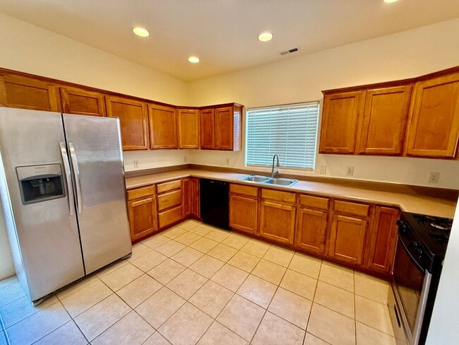 Building Photo - Spacious & Sunny Home in Quiet Hurricane N...